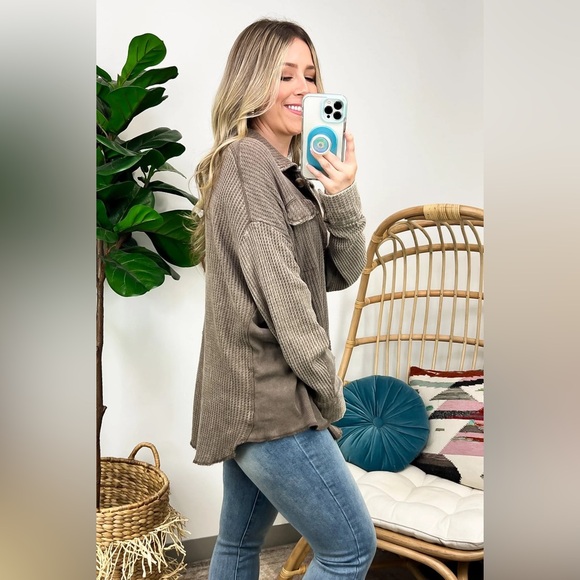 ZENANA Acid Wash Slouchy Waffle Knit Long Sleeve Button Up Shacket Size L/XL - Picture 2 of 9